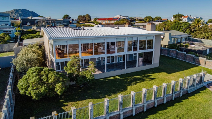 4 Bedroom Property for Sale in Perlemoenbaai Western Cape